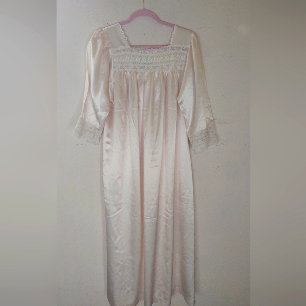 Vintage Oscar de la Renta
Nightgown